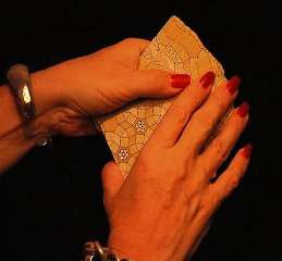 mani di donna che tengono in mano i tarocchi