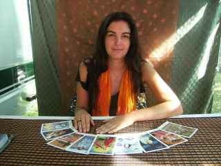 immagine che ritrae una cartomante con diverse carte degli arcani disposte davanti a se a semicerchio
